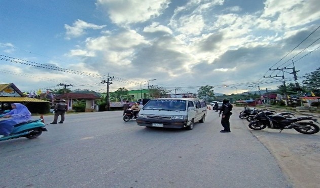 อำนวยความสะดวกด้านการจราจรหน้าสถานศึกษาและจุดบริการต่าง ๆ