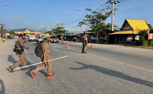 อำนวยความสะดวกด้านการจราจรหน้าสถานศึกษาและจุดบริการต่าง ๆ