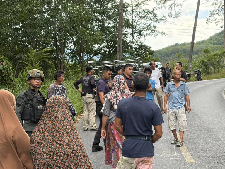 เจ้าหน้าที่ตำรวจร้อยเวร30 ตรวจสอบที่เกิดเหตุ เหตุ ว.40 ระหว่าง รถยนต์กับมอเตอร์ไซค์
