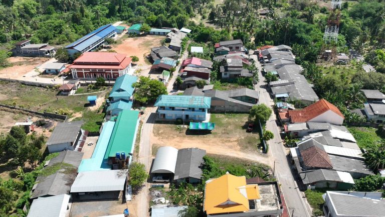 เจ้าหน้าที่ตำรวจนำโดรนขึ้นบินลว.ทางอากาศสำรวจพื้นที่เสี่ยงขณะตั้งจัดตรวจ