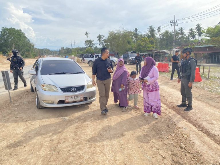เจ้าหน้าที่ตำรวจร้อยเวร30 ตรวจที่เกิดเหตุ เหตุ ว.40 เฉี่ยวชนระหว่าง รถยนต์เก๋ง 2 คัน รถกระบะ 1 คัน