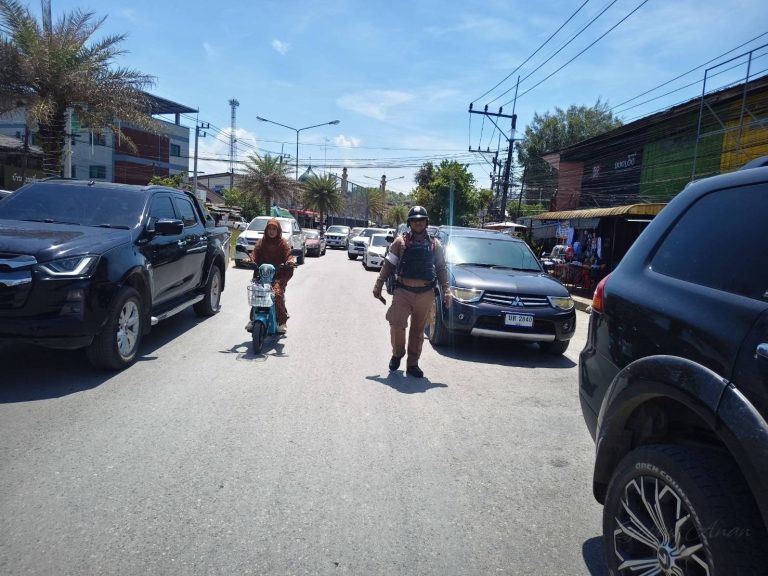 ตรวจสอบสภาพการจราจรและอำนวยความสะดวกการจราจร ในวันตลาดนัด