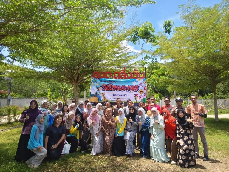 เจ้าหน้าที่ตำรวจจร. ได้ไปเป็นวิทยากรบรรยายกฎหมายจราจรและการขับขี่ยานพาหนะอย่างปลอดภัย