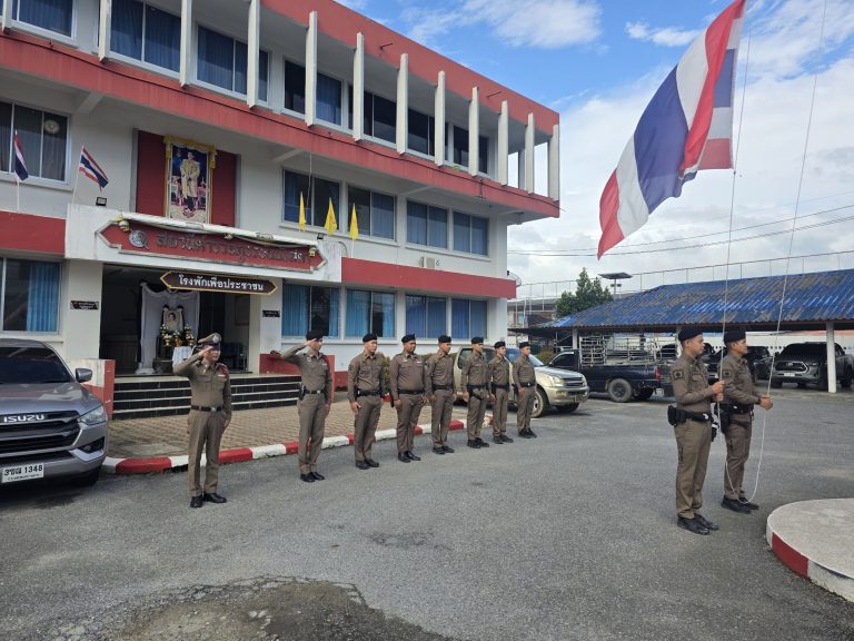 เจ้าหน้าที่ตำรวจสายงานอำนวยการ ลงแถวเคารพธงชาติประจำสัปดาห์