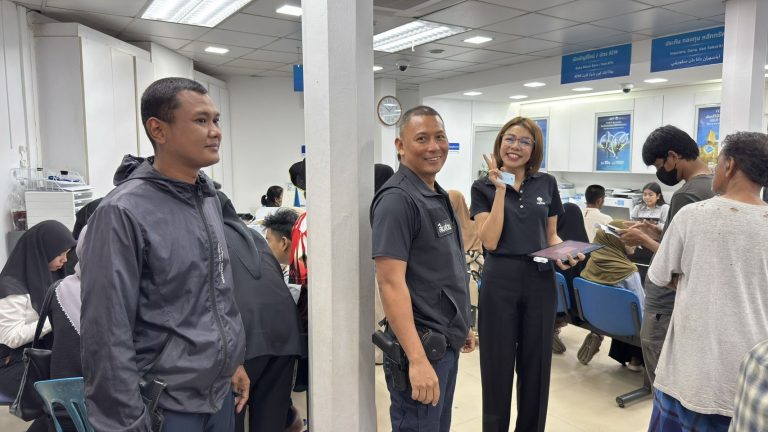 จนท.ตร.ชุดสืบสวน สภ.บันนังสตา ตรวจสอบความเรียบร้อยการลงทะเบียนโครงการบัตรสวัสดิการแห่งรัฐ 2569