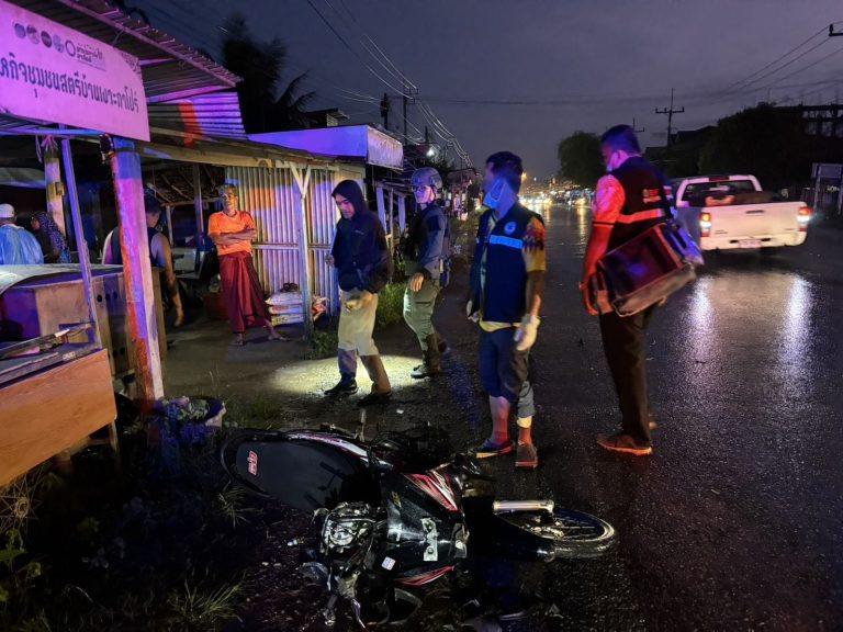 จนท.ตร.ร้อยเวร 30 ตรวจสอบที่เกิดเหตุ เหตุ ว.40 รถชนระหว่าง จักยานยนต์กับจักยานยนต์