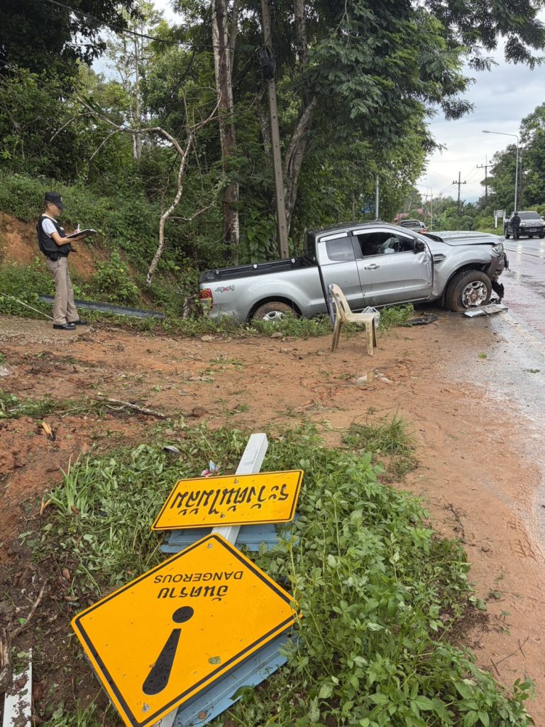 จนท.ตร.ร้อยเวร 30 ตรวจที่เกิดเหตุ ถนนลื่นรถเสียหลักลงข้างทาง