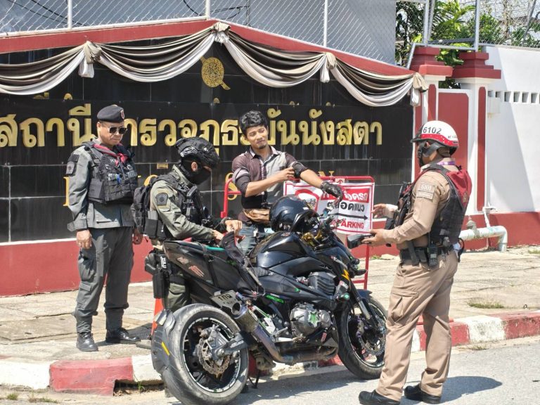 จนท.ตร.จราจร สภ.บันนังสตา ว.43 ตั้งจุดตรวจ/จุดสกัด