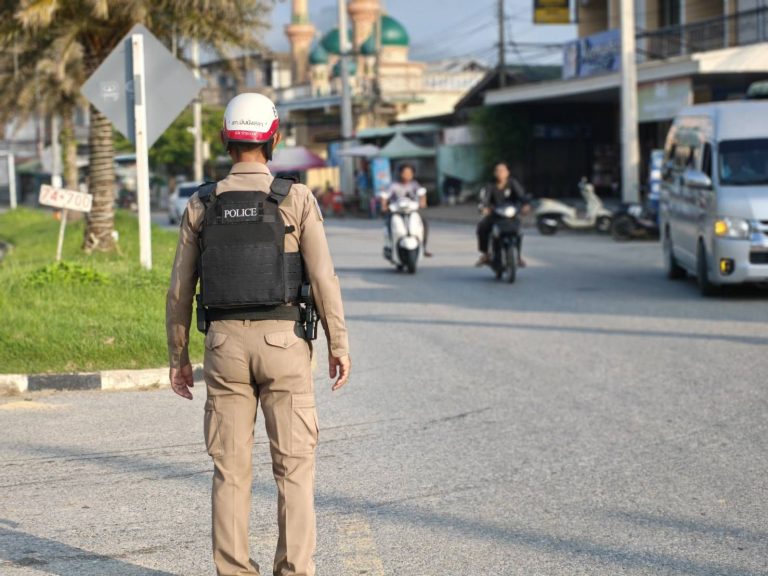 อำนวยความสะดวกการจราจรหน้าโรงเรียนบันนังสตาอินทรฉัตรฯ