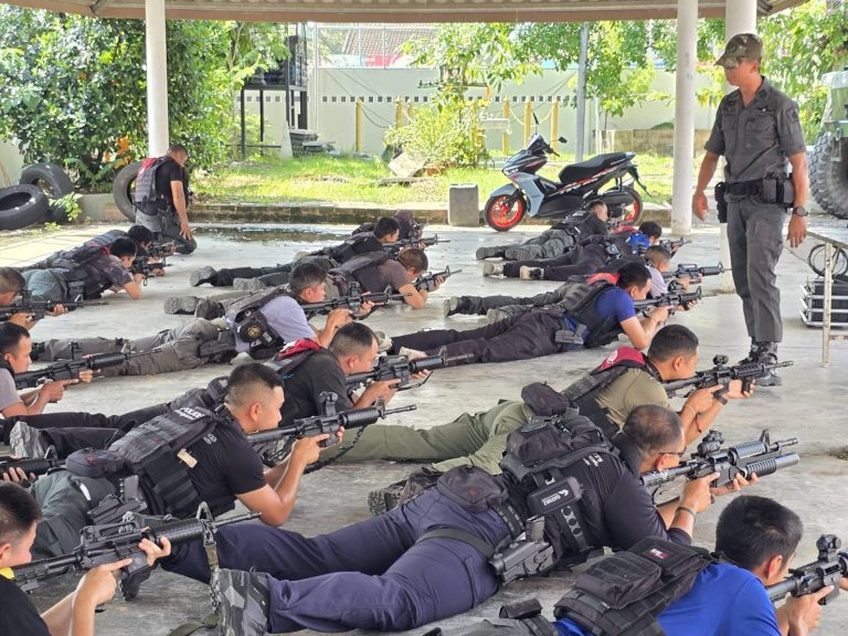 ได้ฝึกยุทธวิธีให้แก่ข้าราชการสถานีตำรวจภูธรบันนังสตา​ ท่าทางการใช้อาวุธปืน​และยุทธวิธีป้องกันตัว พร้อมแนะนำยุทธวิธีการของพลซุ้มยิง และเครื่องตัดสัญญาณต่างๆ เพื่อนำไปใช้เมื่อมีเหตุการณ์