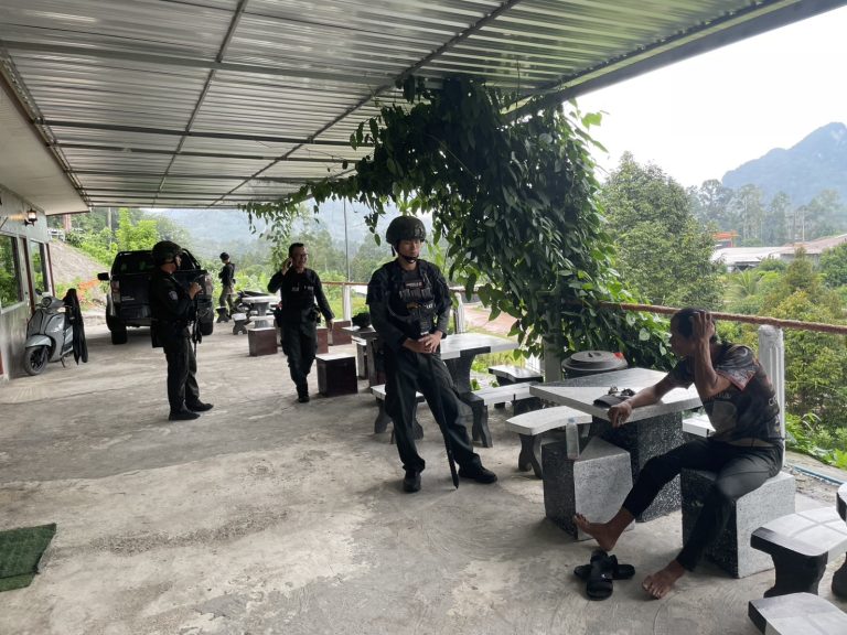 จนท.ตร.สภ.บันนังสตา ชป.จู่โจม ตรวจสอบเหตุบุคคล​ไม่สมประกอบ​เข้าไปนอนในรีสอร์ท​โดยไม่ได้รับ​อนุญาต