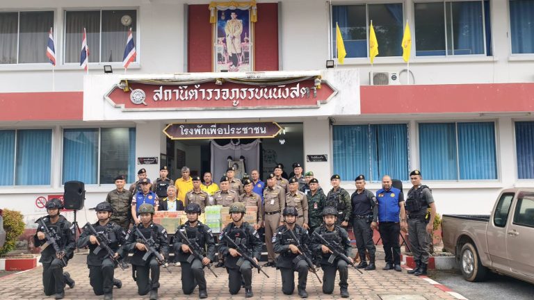 พล.ต.ท.ปิยะวัฒน์ เฉลิมศรี ผบช.ภ.๙ ตรวจเยี่ยมกำลังพล ๓ ฝ่ายในพื้นที่ อ.บันนังสตาและร่วมประชุมติดตามสถานการณ์เหตุความมั่นคงในเขตพื้นที่พร้อมด้วยมอบสิ่งของอุปโภคบริโภคให้แก่กำลังพล