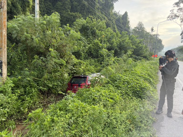 จนท.ตร.สภ.บันนังสตา ร้อยเวร 30 ตรวจสอบที่เกิดเหตุ เหตุ เกิดอุบัติเหตุรถเสียหลักตกข้างทาง