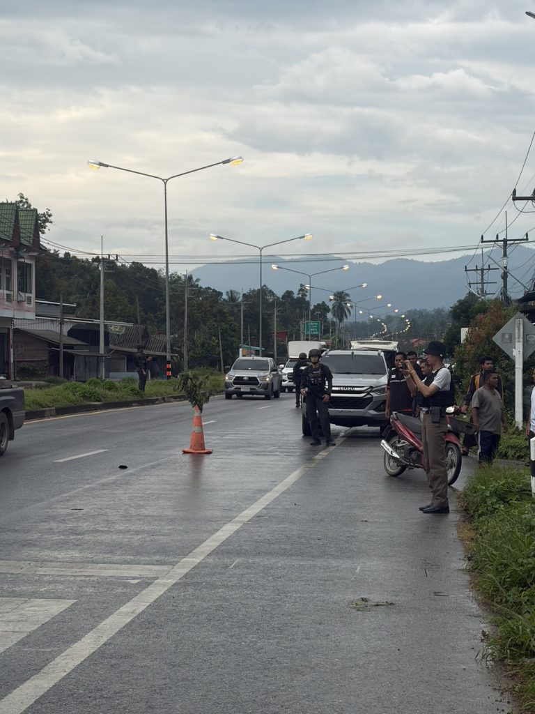 จนท.ตร.สภ.บันนังสตา ร้อยเวร 30 ตรวจสอบที่เกิดเหตุ เหตุ ว.40 รถชนระหว่าง จักรยานยนต์กับรถยนต์