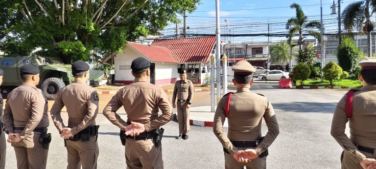 ข้าราชการตำรวจสภ.บันนังสตา ลงแถวเคารพธงชาติกล่าวคำสัตย์ปฏิญาณ รับฟังคำชี้แจงรับมอบนโยบายของผู้บังคับบัญชา