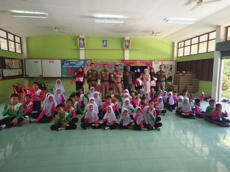 วิทยากรบรรยายให้ความรู้(กฎหมายจราจร และสัญลักษณ์เครื่องหมายจราจร) รวมถึงการขับขี่ยานพาหนะบนท้องถนนอย่างปลอดภัย ให้แก่ อาจารย์และนักเรียน โรงเรียนตะบิงติงงีสามัคคี