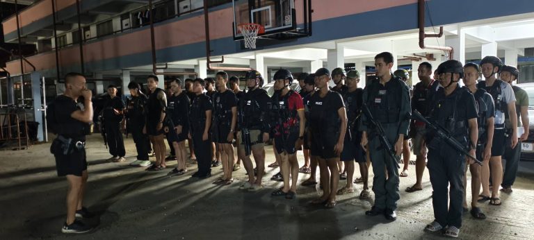 รอง ผกก.ป.สภ.บันนังสตา ซักซ้อมแผนเผชิญเหตุป้องกันที่ตั้ง โดยมีสมมุติฐานแฟลตถูกโจมตี เพื่อสร้างความเข้าใจความมั่นใจของกำลังพลและพร้อมปฎิบัติได้ทันทีเมื่อมีเหตุการณ์ ตาม ว.0 ผู้บังคับบัญชา