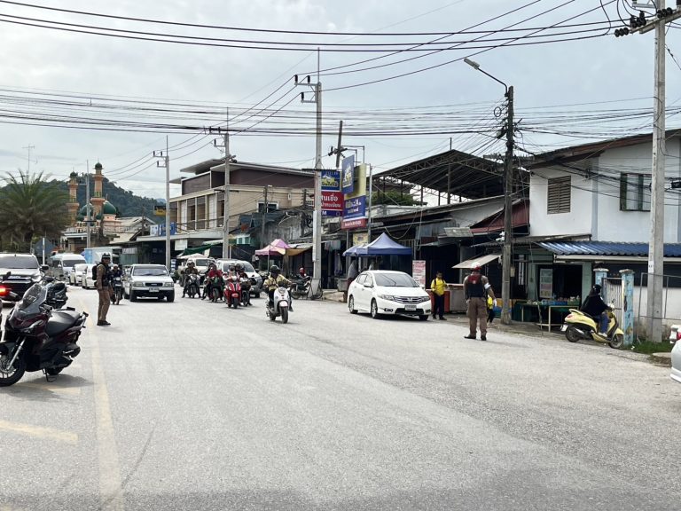 รปภ.ครูและนักเรียนพร้อมอำนวยความสะดวกด้านการจราจรหน้าโรงเรียนบันนังสตาอินทรฉัตรฯ