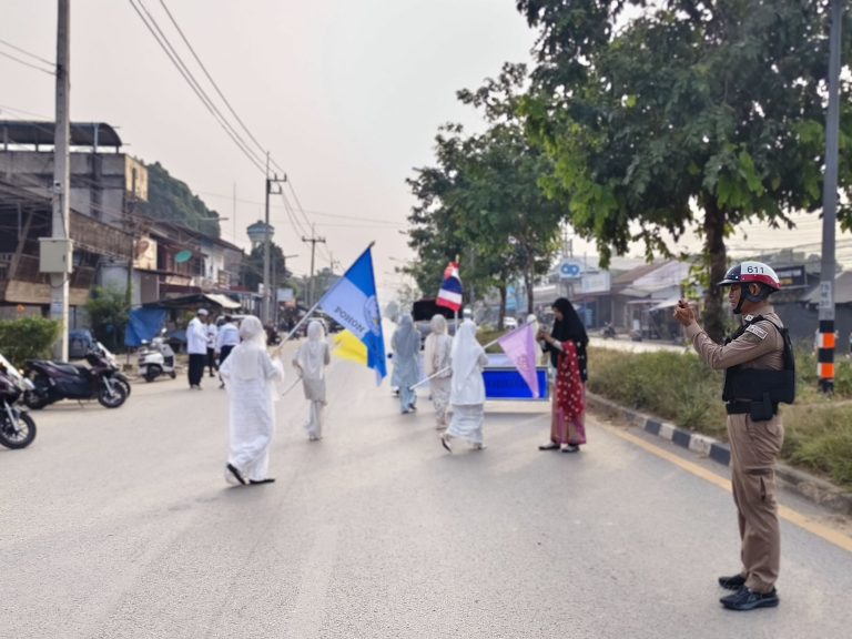 อำนวยความสะดวกการจราจรทางร่วมทางแยกและรักษาความปลอดภัย กิจกรรมขบวนพาเหรดกีฬาสีฯของนักเรียนโรงเรียนดำรงวิทยา