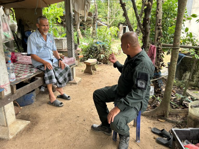 มวลชนสัมพันธ์พบปะชาวบ้านพร้อมทั้งมอบ ว.62
