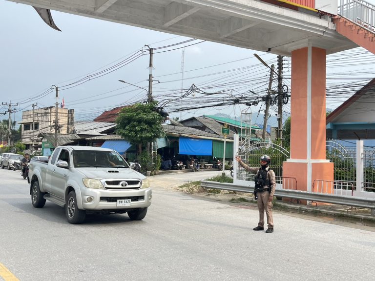 รปภ.ครูและนักเรียนพร้อมอำนวยความสะดวกด้านการจราจรหน้าโรงเรียนบันนังสตาอินทรฉัตรฯ
